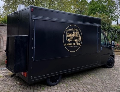 De poffertjes meiden / Ladies of food