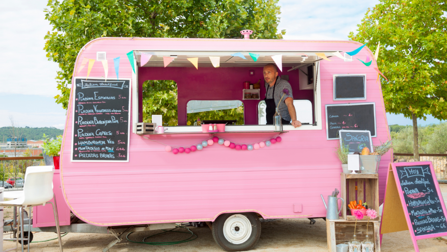 De Psychologie van FoodTruck Ontwerp: Klanten Aantrekken met Kleuren en Logo's